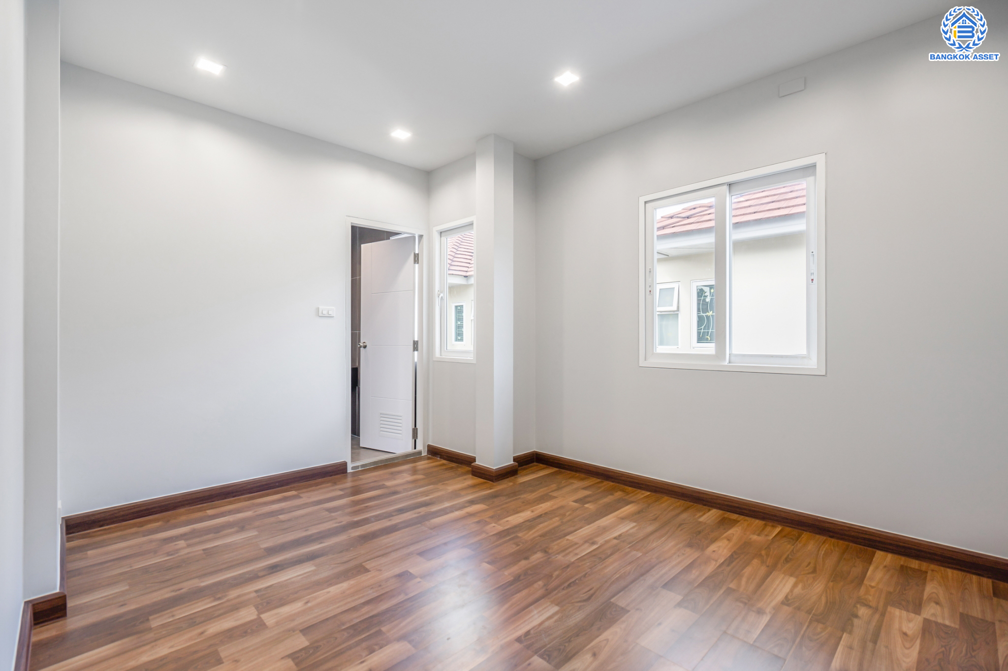 บ้านมือสองตกแต่งใหม่ ม.เศรณี คาซ่า ดอนเมือง บ้านเดี่ยว หลังมุม เนื้อที่ 56.2 ตร.ว. ฟังก์ชันจัดเต็ม 5 ห้องนอน 5 ห้องน้ำ 1 ห้องอเนกประสงค์ จอดรถได้ 2 คัน พร้อมมีพื้นที่สีเขียวที่ให้คุณจัดมุมพักผ่อนเล็กๆ ได้ชิลๆ ราคาคุ้มสุดในย่านนี้! ใกล้สนามบินดอนเมือง, ทางด่วน "ศรีสมาน" และรถไฟฟ้าสายสีแดง "สถานีดอนเมือง"